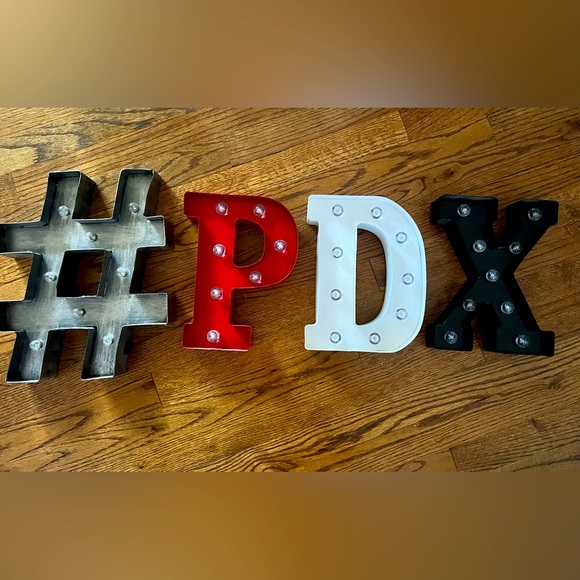 Bookshelf letter lights - Picture 1 of 3